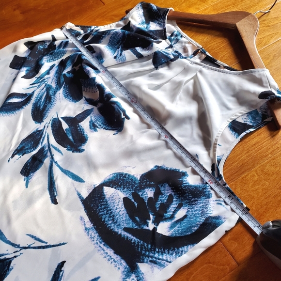 Flowy Blue Floral Blouse - Picture 5 of 6